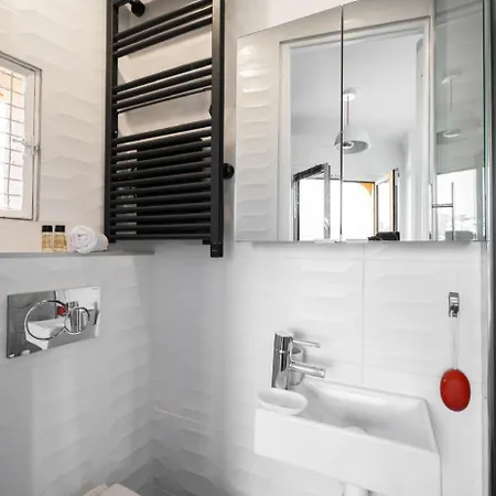 Appartement Superbe 2 Pieces Avec Balcons ! *